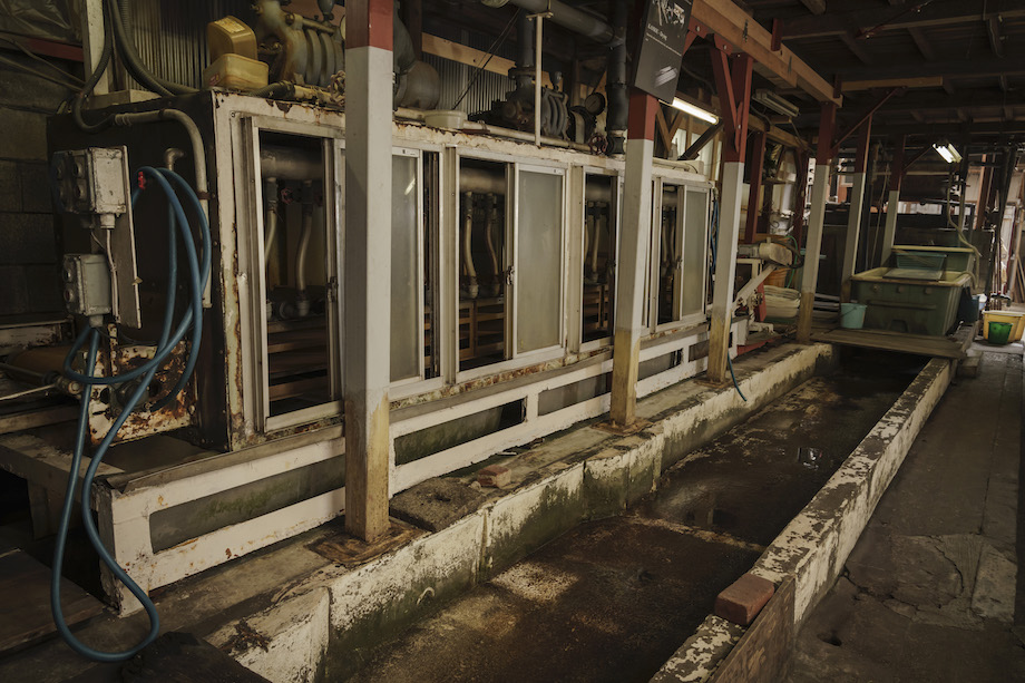 染めた布を洗う機械。1963年（昭和38年）までは、実際に工房の前に流れる神田川で洗っていたが、翌年の1964年（昭和39年）に行われた東京オリンピックを契機に、河川環境に対する評価が厳しくなり、1971年（昭和46年）に「水質汚濁防止法」が施行されたことで、神田川を利用した水元が禁止された。現在、富田染工芸では、地下水をくみ上げて使用している。