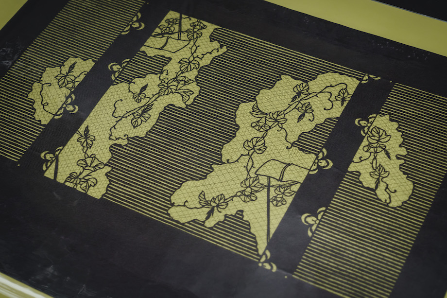 富田染工芸では、着物を染めるのに使われる型紙を江戸小紋・江戸更紗合わせると、12万柄以上保有し、伝統的な「型」はもちろん、モダンなデザインのものも数多く揃えているそう。