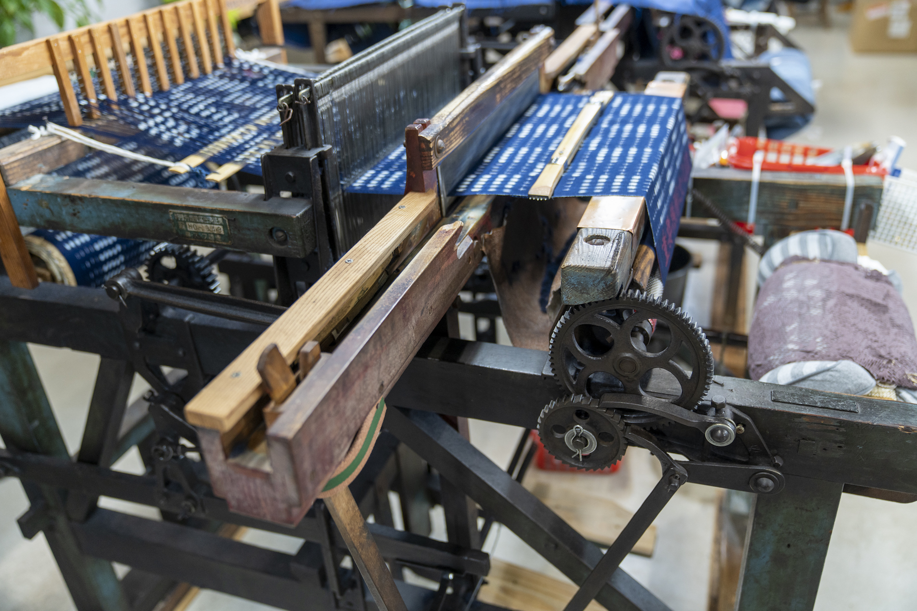 廃業した出機さんから譲り受けたという、工房で最も古い織機。修理しながら現役で活躍している。
