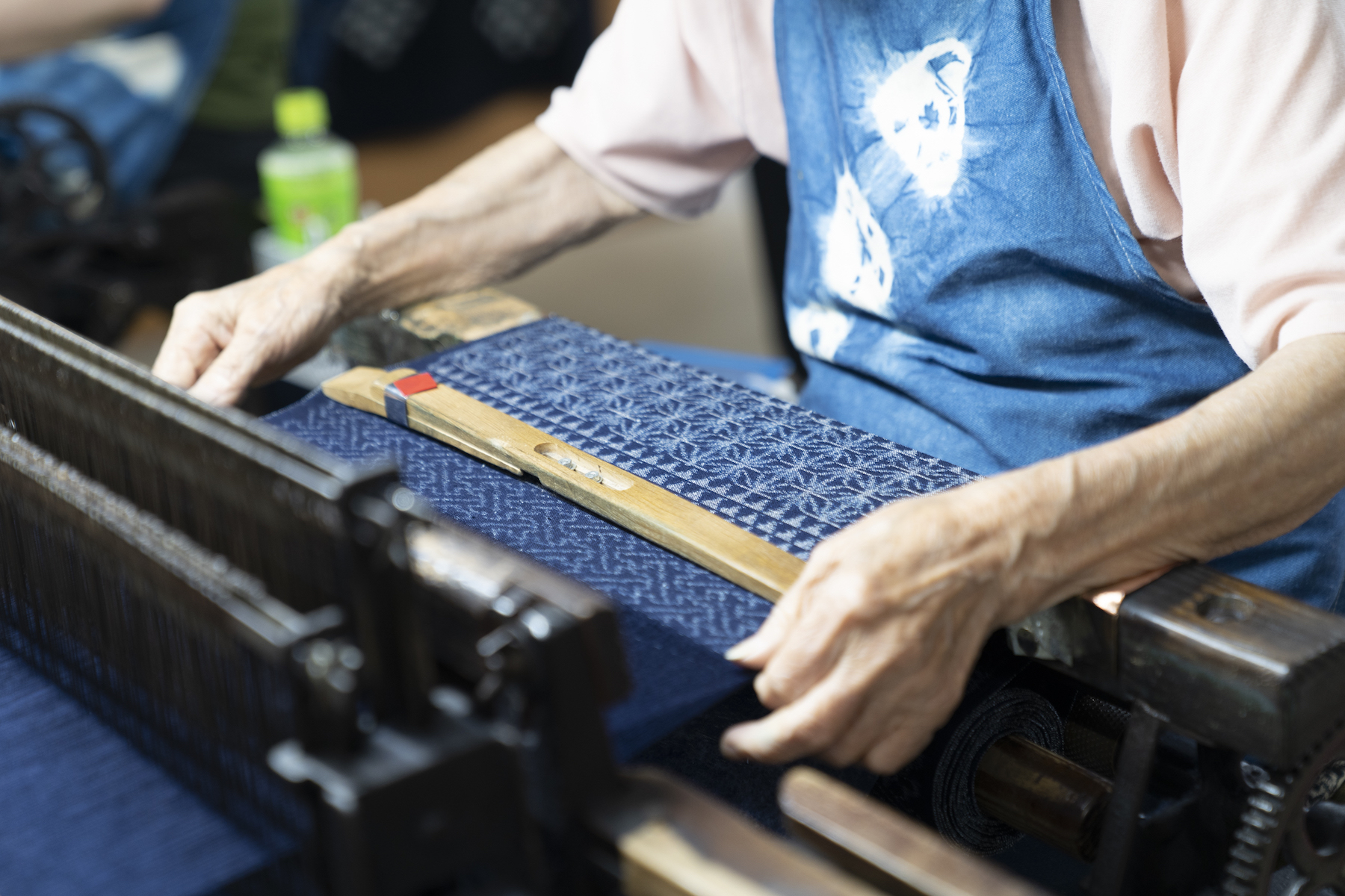最高齢の91歳の織り子さんの手。