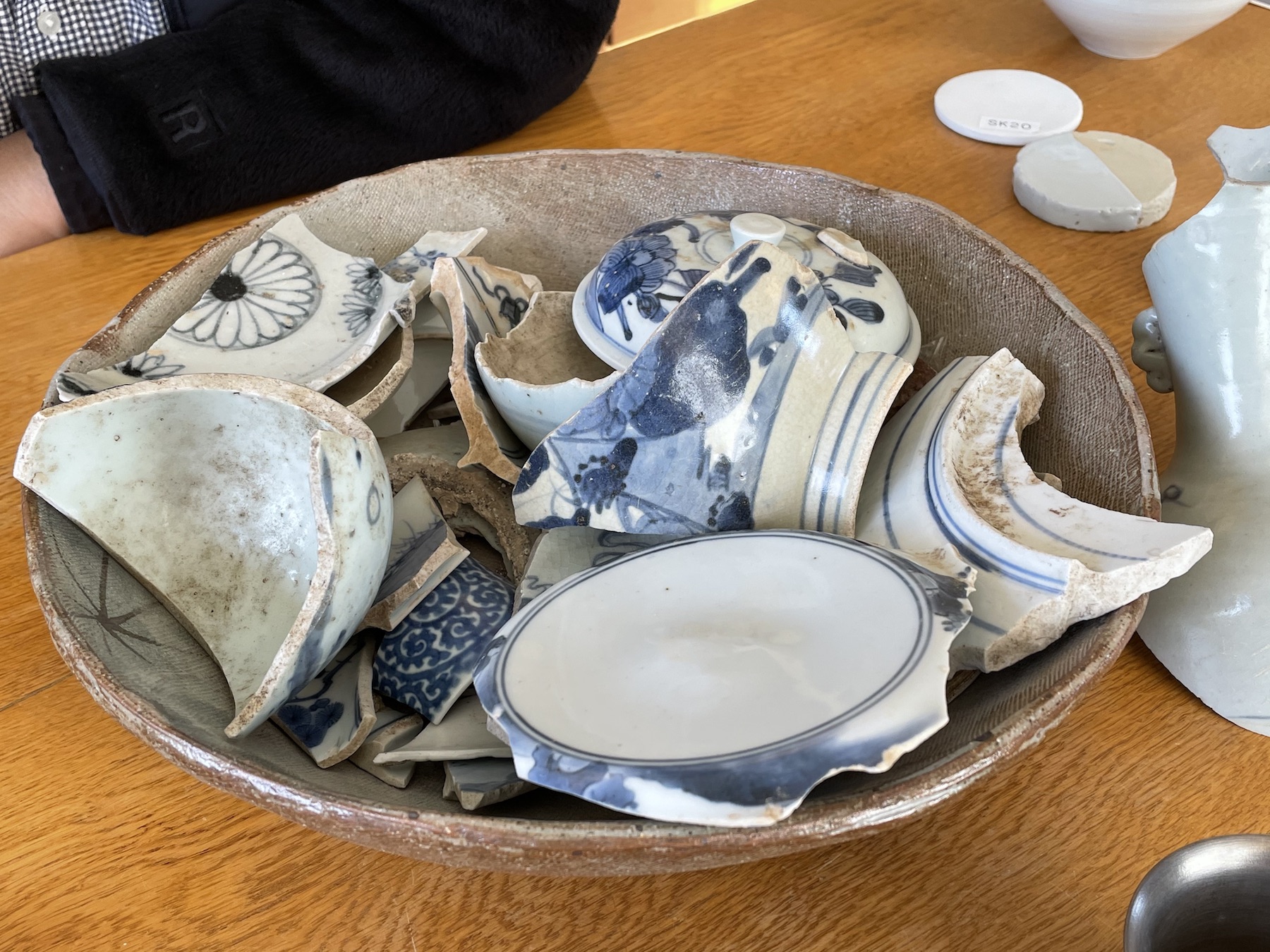 寺内氏の自宅の庭に落ちていた1930年代から1970年代の陶片。初期伊万里の魅力に気付いたことで「危ないガラクタだった陶片が、宝物に変わった」と笑いながら見せてくれた。