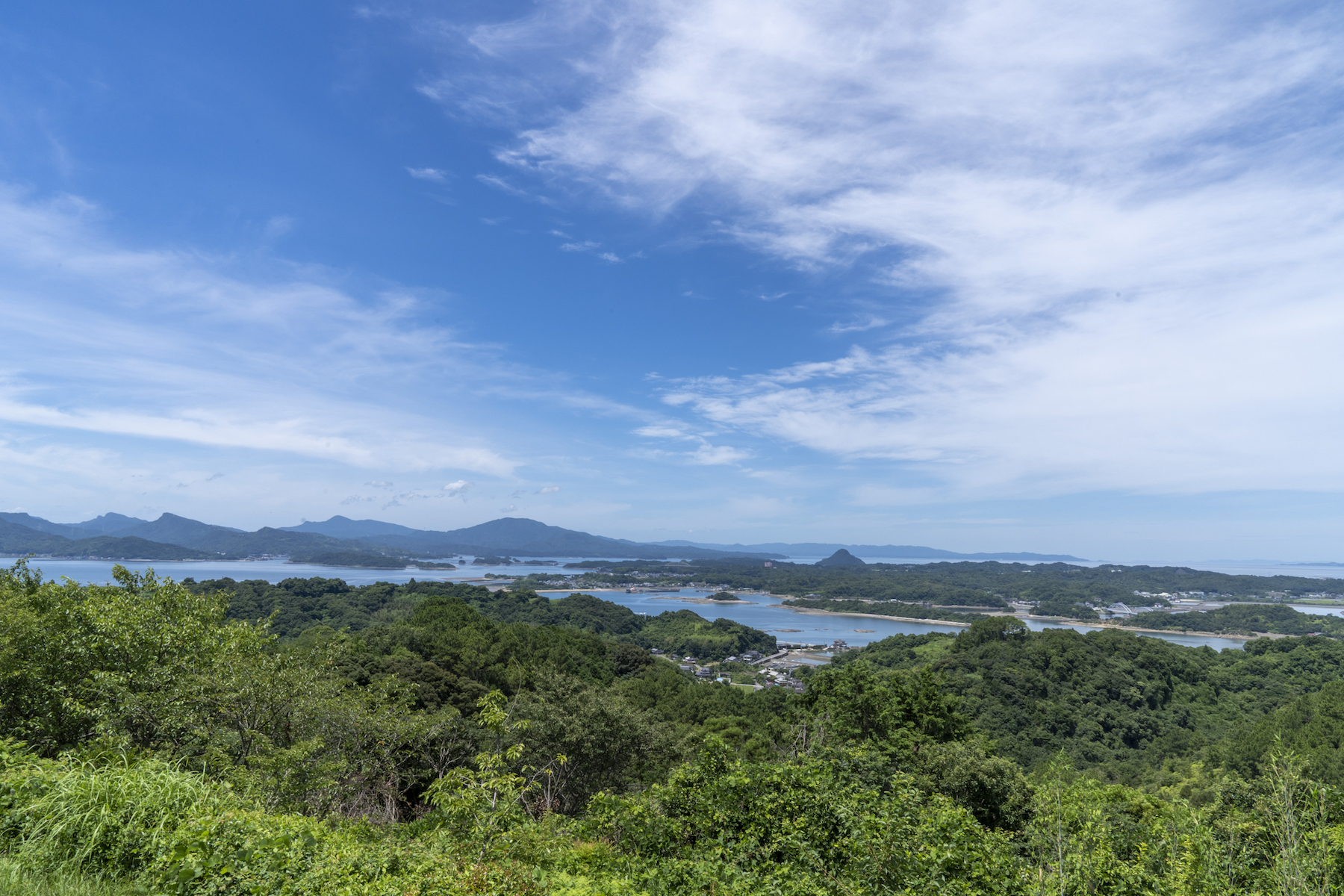 「蔵々窯」がある維和桜・花公園の展望台からは、八代海や天草諸島を一望できる。