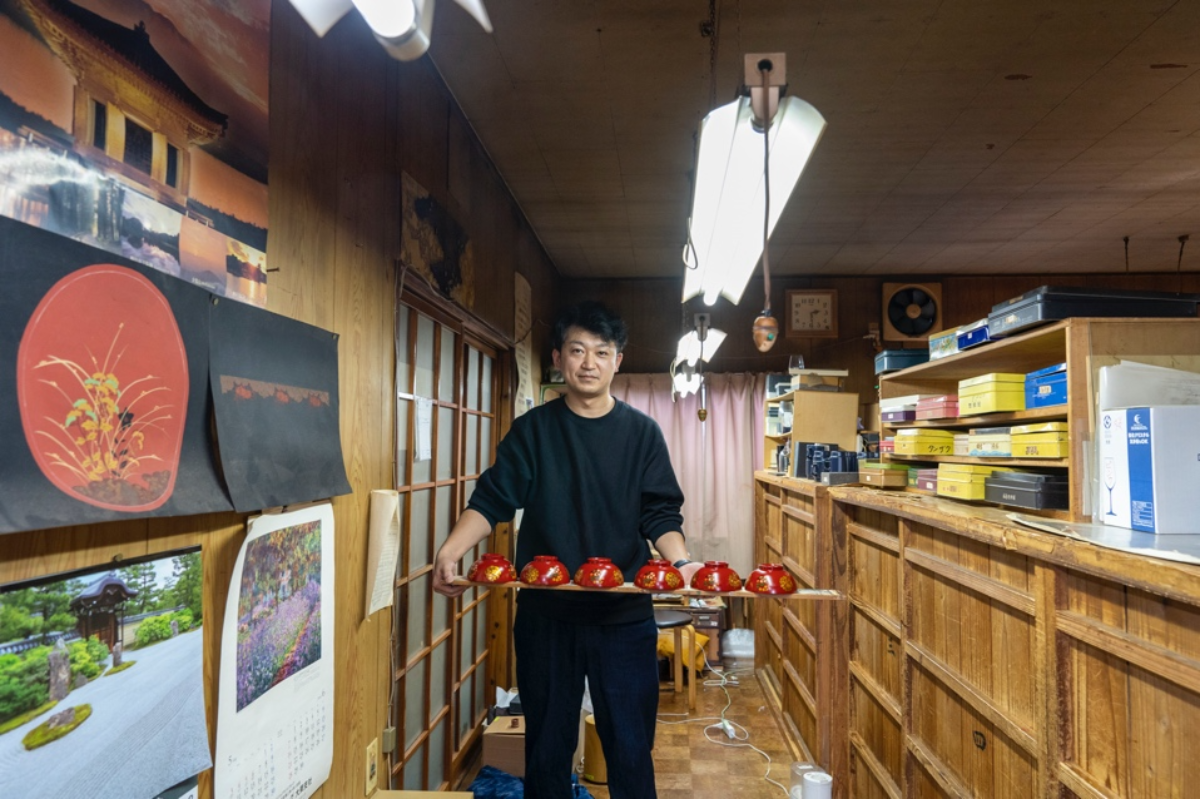 青柳真（Makoto Aoyagi）氏　1983年、岩手県一関市生まれ。大学卒業後、２年間東京で広告代理店に勤め、2009年（平成21年）に家業を継ぐため帰郷。商品企画、営業活動に従事し、父、一郎が開発した「漆絵グラスHidehira」の派生商品、「漆絵ワイングラス 富士・赤富士」を開発した。2017年（平成29年）より五代目を襲名した。
また、弟、匠郎氏は「安比塗漆工技術研究センター」を卒業し、丸三漆器の塗師として従事している。



